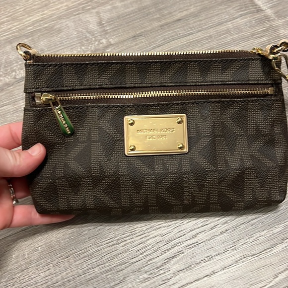 Like new Michael Kors Wristlet - Picture 3 of 11